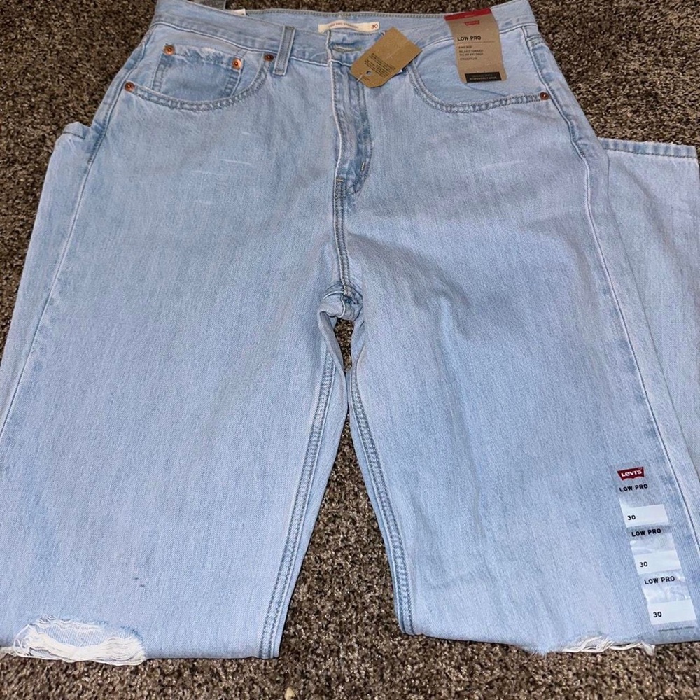 Levi’s Women Mid Rise Low Pro Straight Jean

Size 30
